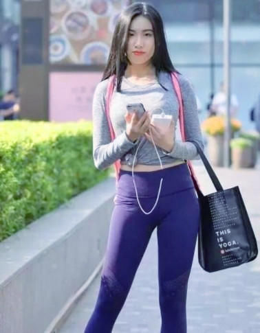 街拍|街拍女神:丰腴性感的紧身打底裤小姐姐,轮廓性感分明
