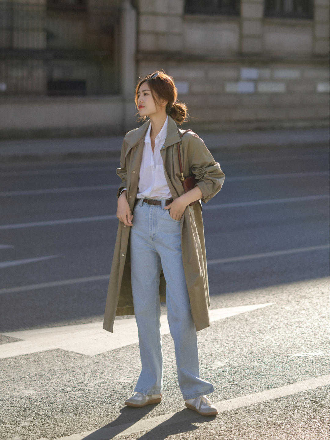 风衣|40+女人如何穿衣显年轻?大衣搭配半身裙,让你整个秋冬高级时髦