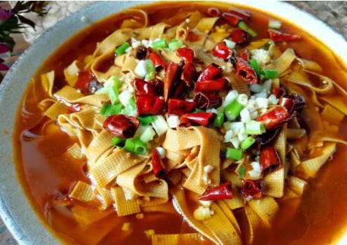 豆皮和白菜的完美搭配,虽然是素菜,吃起来比肉菜还香,百吃不腻