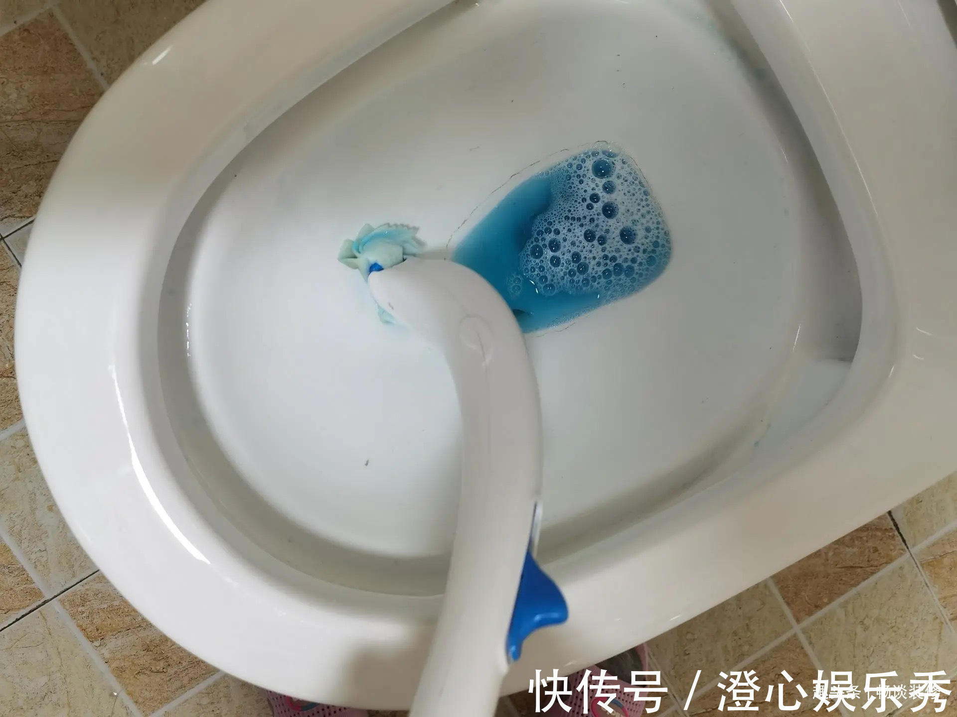 妙招|马桶脏了别费力刷,学会小妙招污垢清除一点都不费劲,轻松做懒人