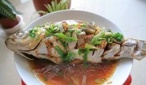 蒸鱼时,有人放盐也有人放酱油,酒店大厨:都错了!难怪鱼肉不鲜