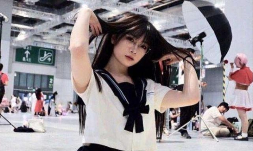 上课|95后“JK制服”老师惹争议，家长愤怒漫迷兴奋，简直是天天逛漫展