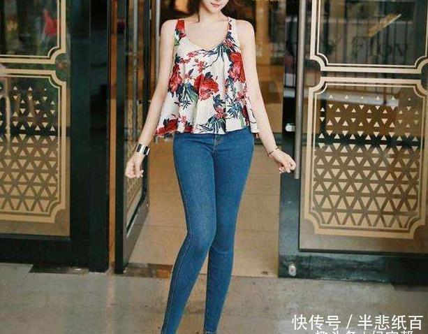 红色花朵背心,搭配牛仔裤,甜美时髦的风格,彰显女人味