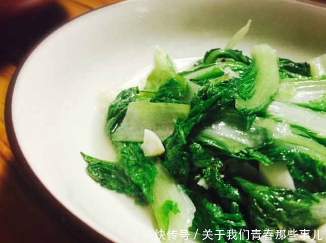 绿叶蔬菜|炒青菜总是发黄发黑?学会3个技巧,青菜又绿又嫩,不变色不出水