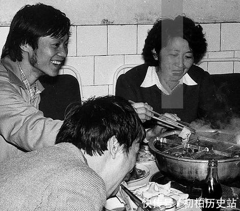 惊讶|罕见老照片:旧时人们在吃火锅,第二张令人惊讶!