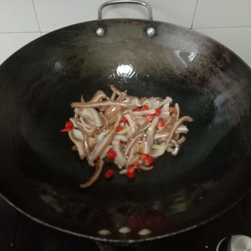 香芹炒猪耳，脆嫩可口，美味下饭菜