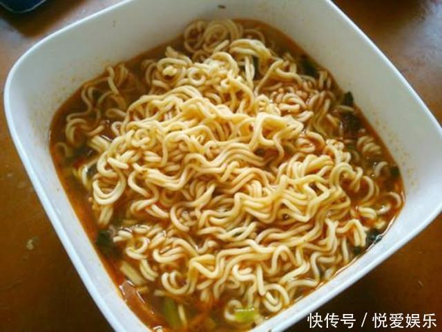 桶装面为啥比袋装面贵3块钱知道原因之后,我宁愿买桶装的