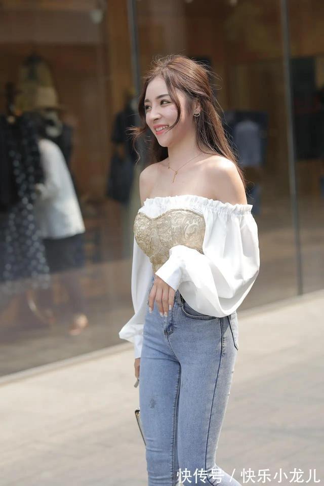 飘逸 飘逸的刺绣抹胸吊带服,高腰束身的牛仔热裤,看上去时尚又大方
