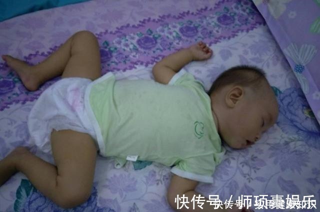 四肢|宝宝出现“青蛙腿”怎么办最好不要矫正,别再听老人的方法了!