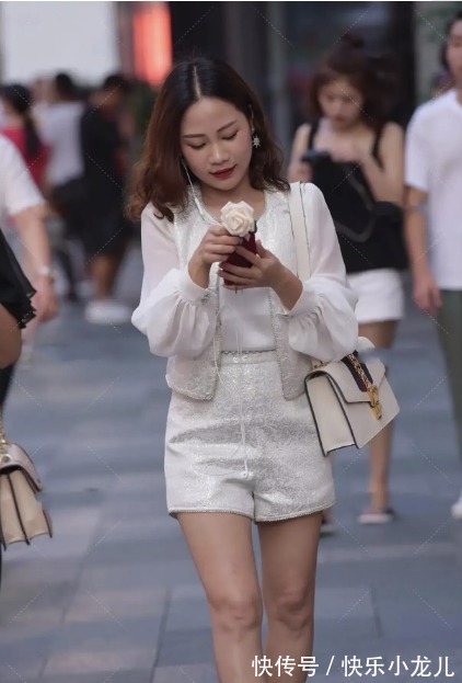 短裤|高腰短裤的白色无领上衣，穿起来很专业的风格，大气不失优雅