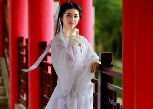 这首诗|李白最肉麻的一首诗,赤裸裸地追捧杨贵妃,开篇两句被人广为传颂