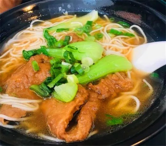 吃遍大连-简单的葱油拌面，不简单的各色浇头，碰撞出不一样的味蕾感受~