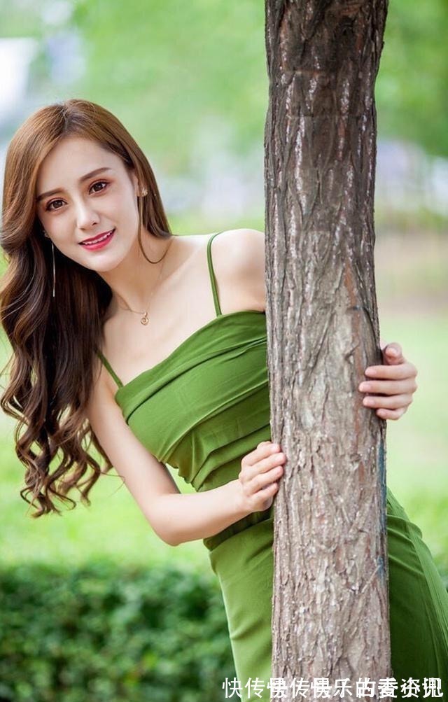 吊带连衣裙 绿色吊带连衣裙,尽显时髦和优雅,很是减龄