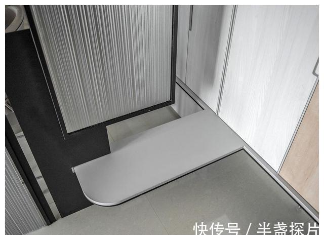 电视背景墙|入户见厅没有独立玄关？看看这家的设计，效果实用又轻盈通透！