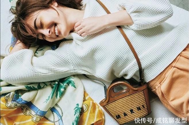 文艺|别总背老气的小黑包！来几款火遍日本的草编包，文艺时尚还百搭