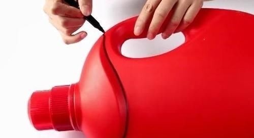 洗衣液瓶身切一圈,挂在卫生间超实用,家家户户都需要一个!