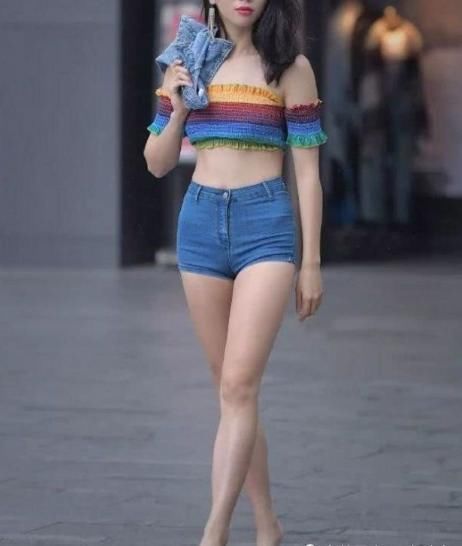 “碎花”魅力不可挡,清新感觉扫走夏日的烦闷,轻熟风格更迷人