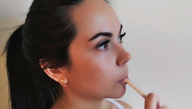 童年|16个你以前“一定做过”的蠢事,硬把磁铁吸起来就是童年