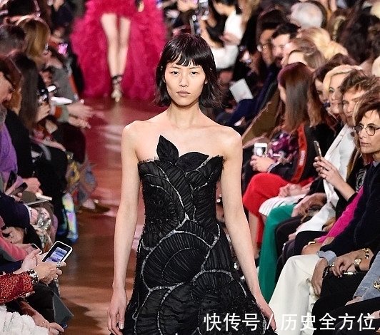 一字|刘雯穿黑色一字肩连衣裙走时装周,气质优雅大方,意外被发型抢镜