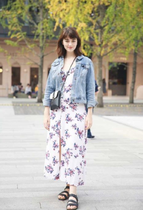绣花|街拍:牛仔外套+绣花连衣裙,外国美女随意打扮也可以这么美!