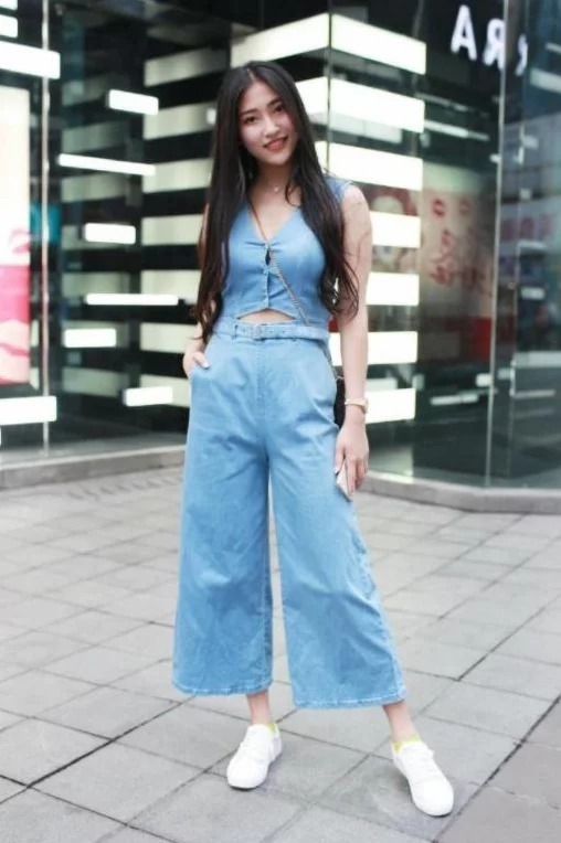 街拍:身穿长裙的小姐姐,身材没得说,是吸睛