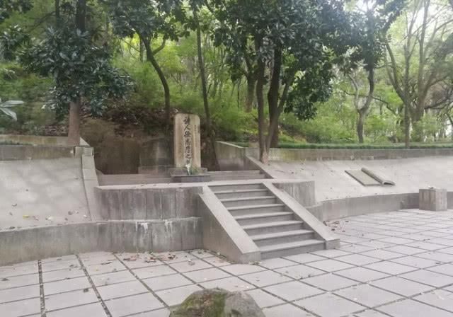 飞机|徐志摩失事死状惨烈,陆小曼不愿收尸,墓地前35级石阶寓意深远