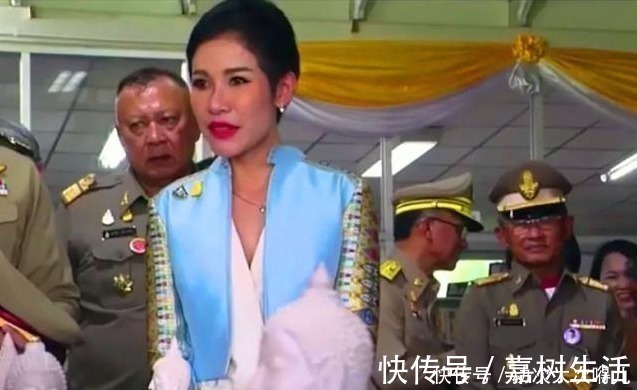 免死金牌|泰国单纯的诗妮娜贵妃,遭到无情碾压,温柔大方的王后有如此毒辣