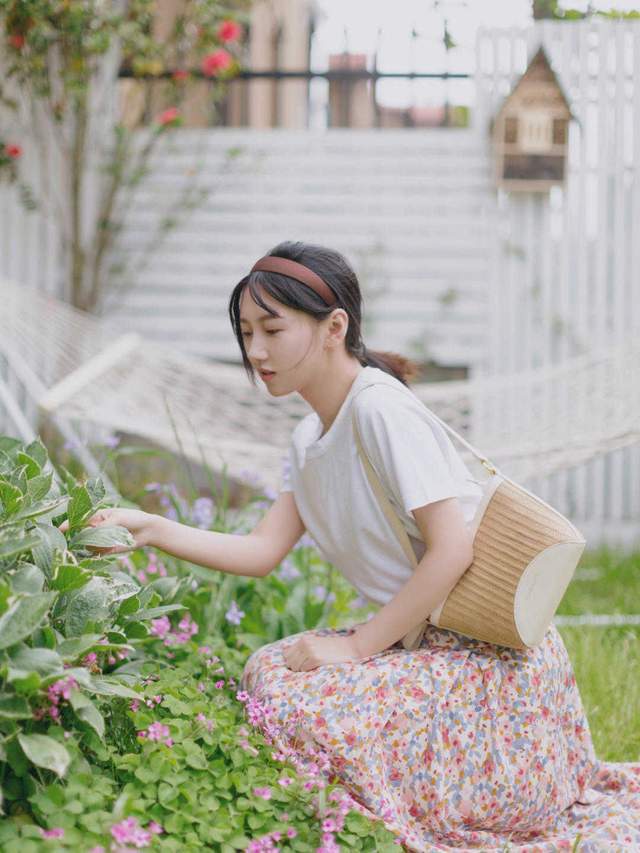 搭配|碎花裙在秋天没过时,依然很好看,搭配一件外套温柔优雅又有气质
