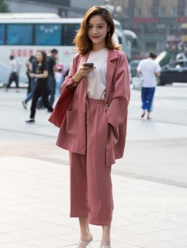 美女|长发飘飘恬静的美女,白色外套配牛仔裤,一双短靴更使身材有型