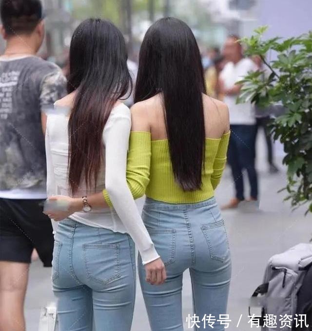 喇叭裤|浅蓝色喇叭裤配个性上衣的穿搭,彰显性感之余又温柔优雅