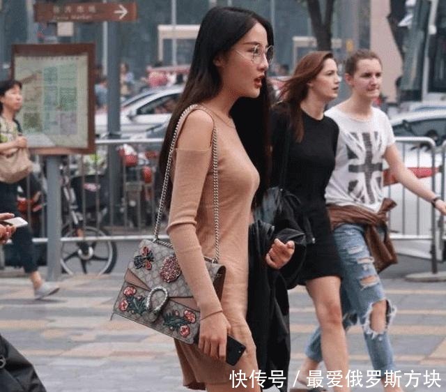 美女|时尚穿搭，美女的连衣裙很有魅力！
