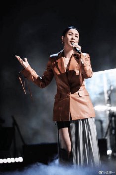 那英《浪姐2》C位成团，不惧界限乘风前行