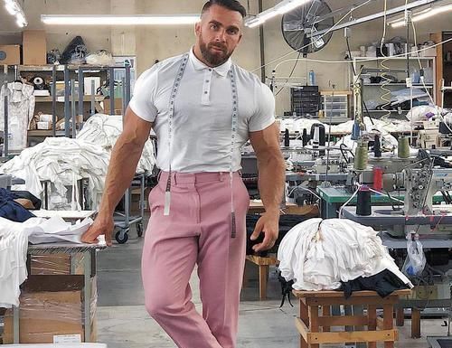 健美运动员|男子健身练出健美真空腹, 身材魁梧, 退役后却当上了服装设计师!