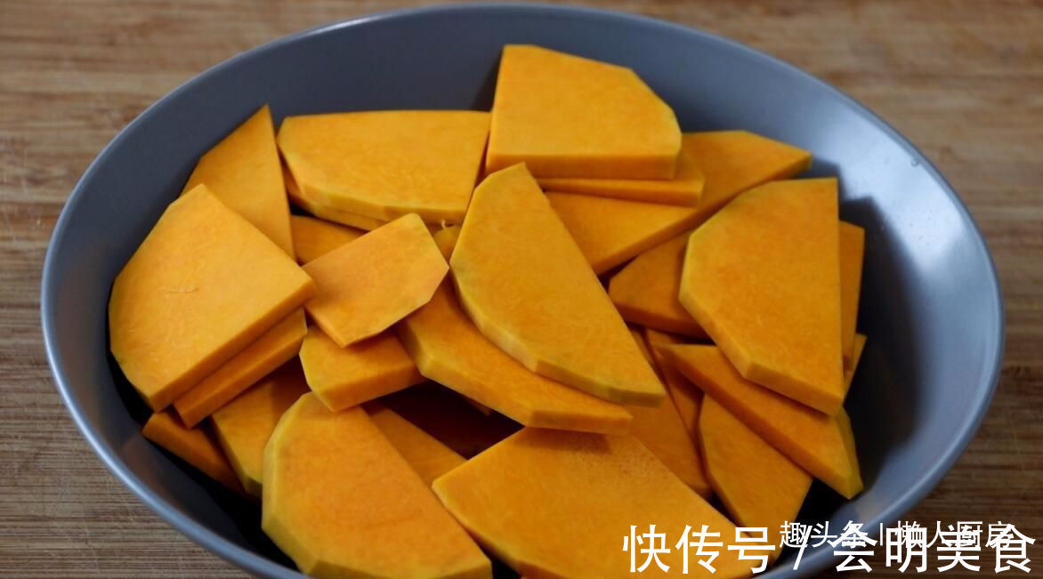 一块南瓜,一碗面粉,教你用电饭锅做好吃的南瓜花卷,比蒸的好吃