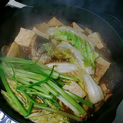 十三香|铁锅炖鱼贴饼子