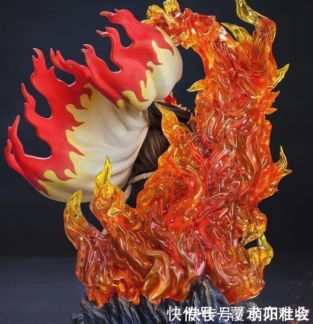 列车|鬼灭之刃炎柱高光手办标价2千，特效值一万，开灯后价值翻倍