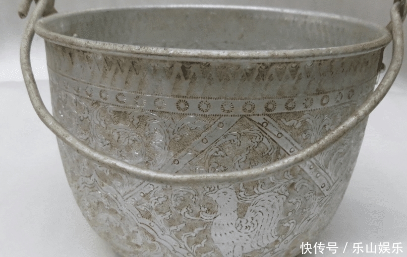 去除|泛黑铝锅,如何去除锅里面的污垢呢?家里面有苹果吗?