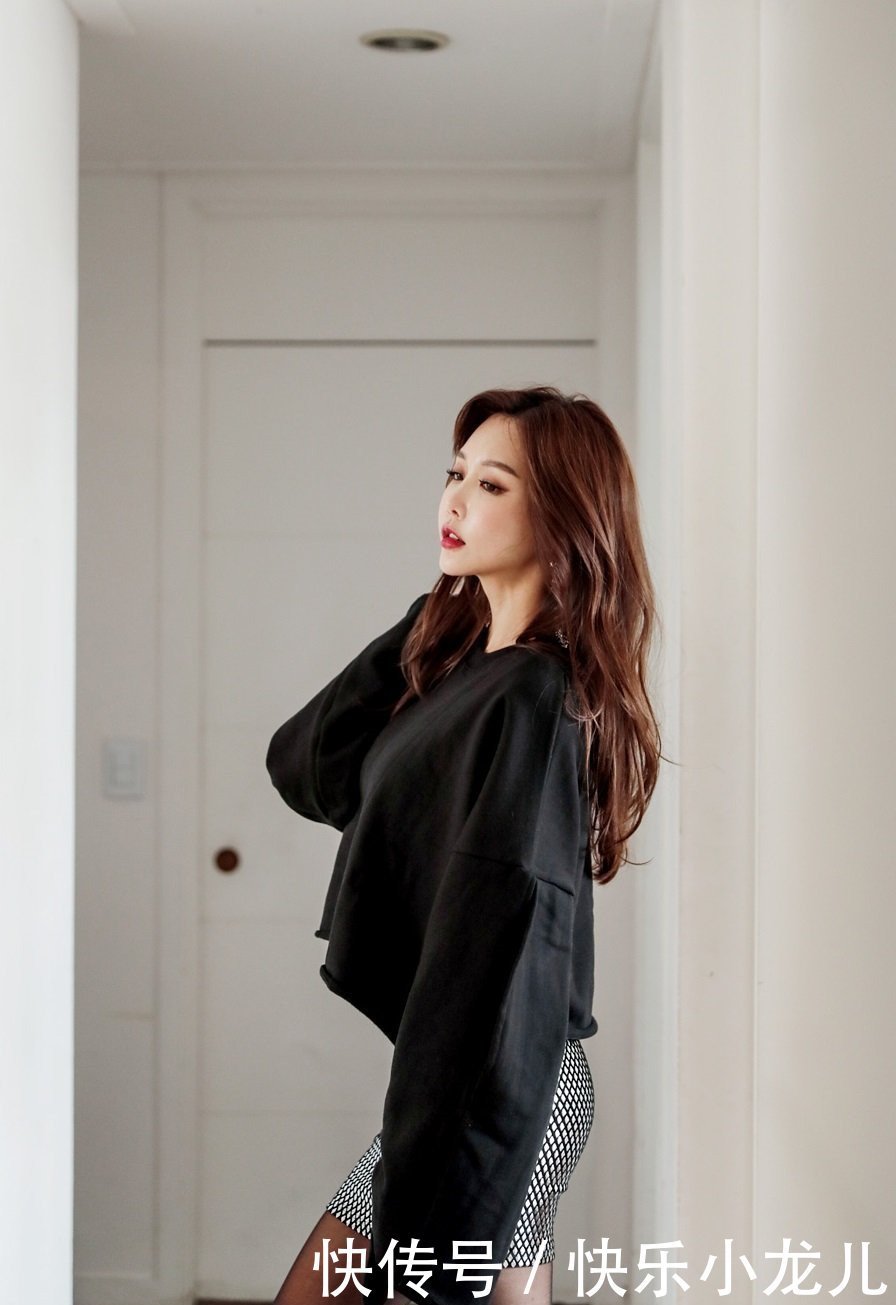 黑丝|轻奢写真,黑丝搭配包臀裙,太娇艳了!