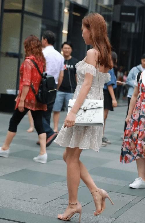 组图|街拍时尚组图：女生搭配高跟鞋，显示出女性年轻魅力的优雅姿态