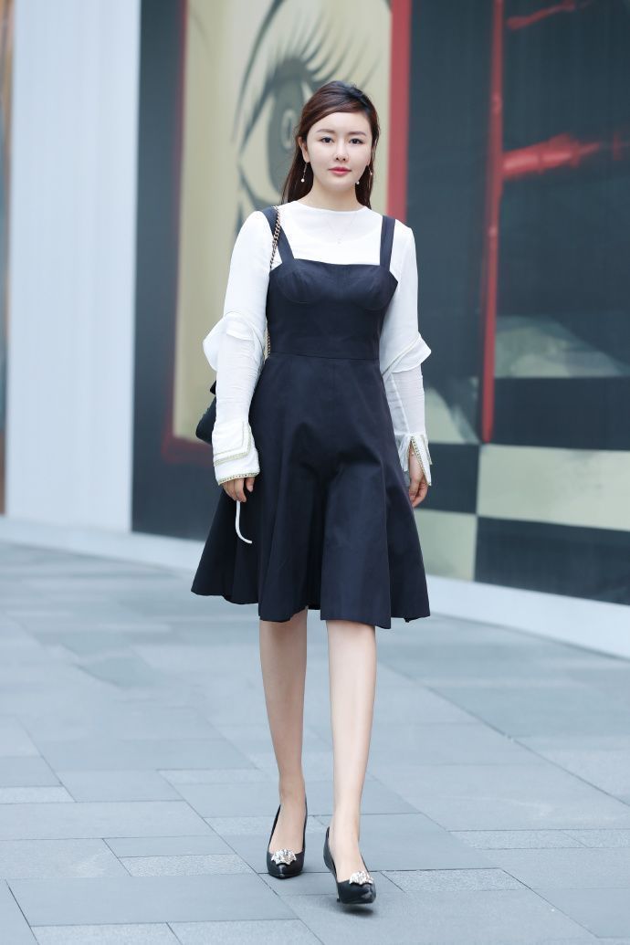 牛仔 手挽手的好闺蜜,T恤搭配牛仔短裤,走在人群中特别的显眼