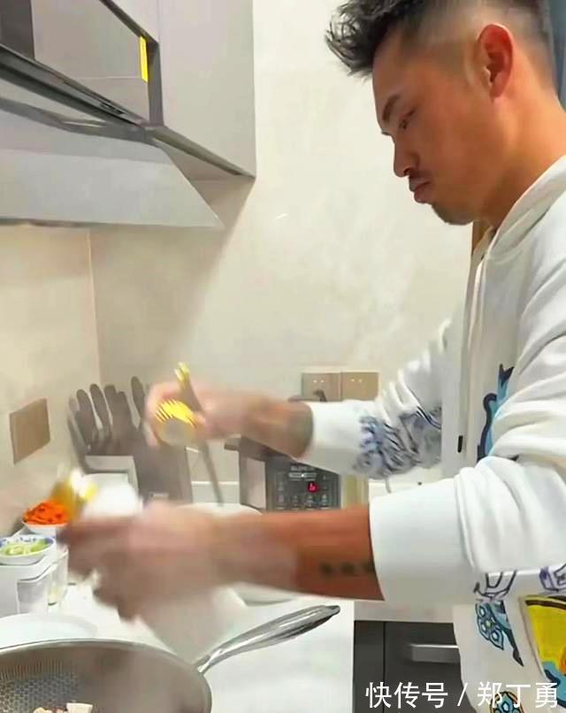 小羽|林丹做饭洗碗化身居家男人,妻子开心搂抱!家住千万豪宅内景曝光
