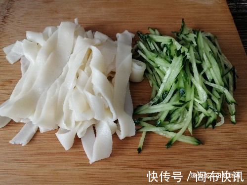60岁奶奶教的凉皮做法,不用洗面不用等,半个小时就搞定