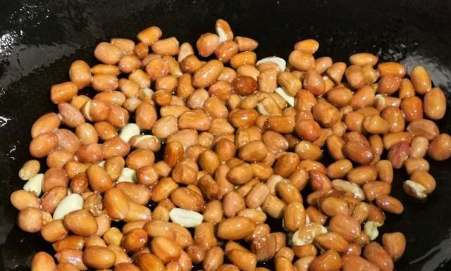 炒花生米，这样做更入味，又酥又香，放几天都不返潮，家人爱吃