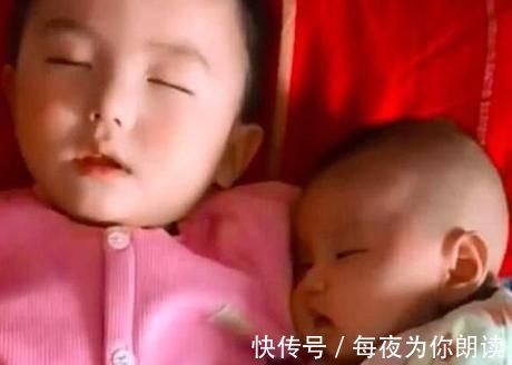 二胎|妈妈在做饭,4岁哥哥陪1岁弟弟睡觉,网友看你还敢不敢生二胎