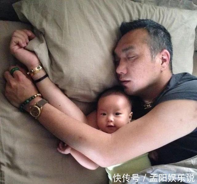 宝妈|“双标爸爸”带娃午睡火了，搂着女儿甜如蜜，儿子：我是捡来的吧