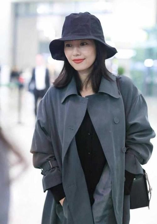 身材高挑|街拍女王不是吹的，连风衣配牛仔裤这么普通，都穿出大牌范