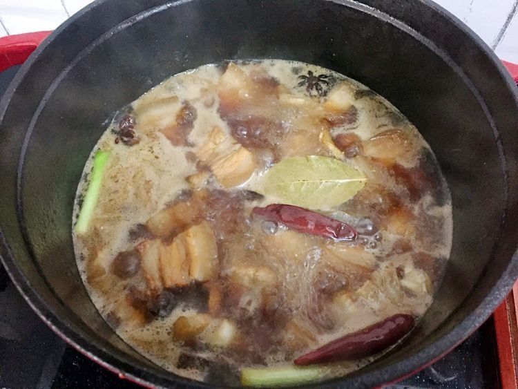 红烧肉不会做?这种做法我用了十几年,肥而不腻,上桌瞬间光盘