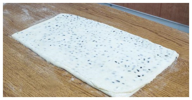 红豆饼不一样的做法，外面根本买不到，简单又好吃，4分钟就出锅