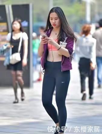 这条裤子曾经烂大街了,没想到换一种穿法,让时髦与修身翻倍
