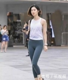 街拍|街拍成熟丰满的紧身打底裤美女,展现出凹凸有致的身体曲线
